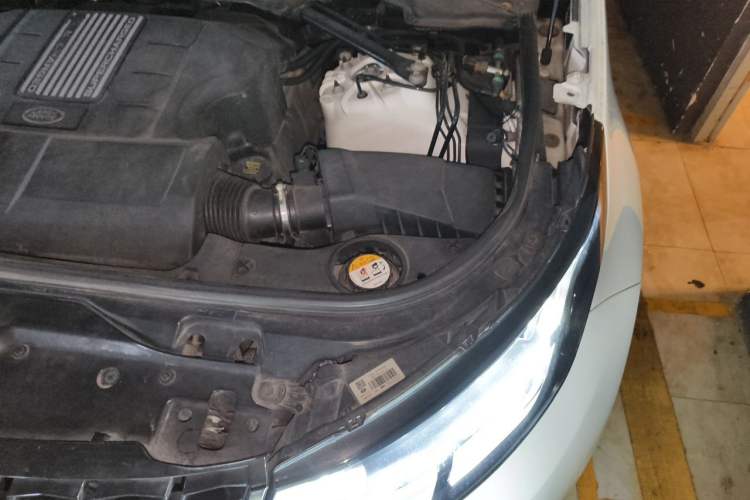 Used Land Rover Discovery 2018 3.0 SC V6 SE Engine Bay Left