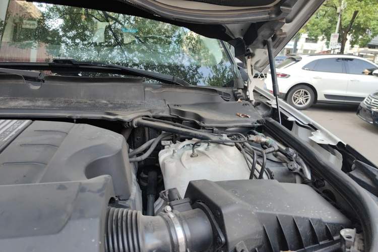 Used Land Rover Discovery 2018 3.0 SC V6 SE Engine Bay Left