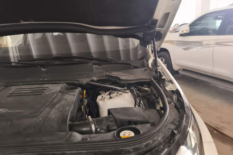 Used Land Rover Discovery 2018 2.0T SE Engine Bay Left