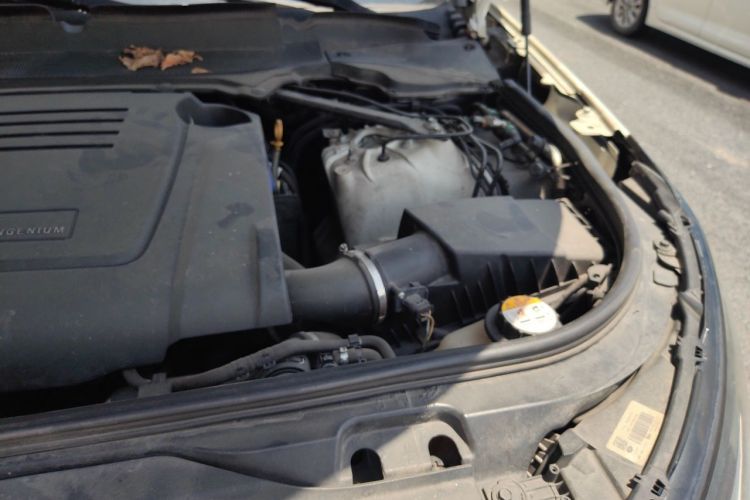Used Land Rover Discovery 2018 2.0T SE Engine Bay Left