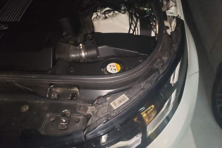 Used Land Rover Discovery 2018 3.0 SC V6 HSE Engine Bay Left