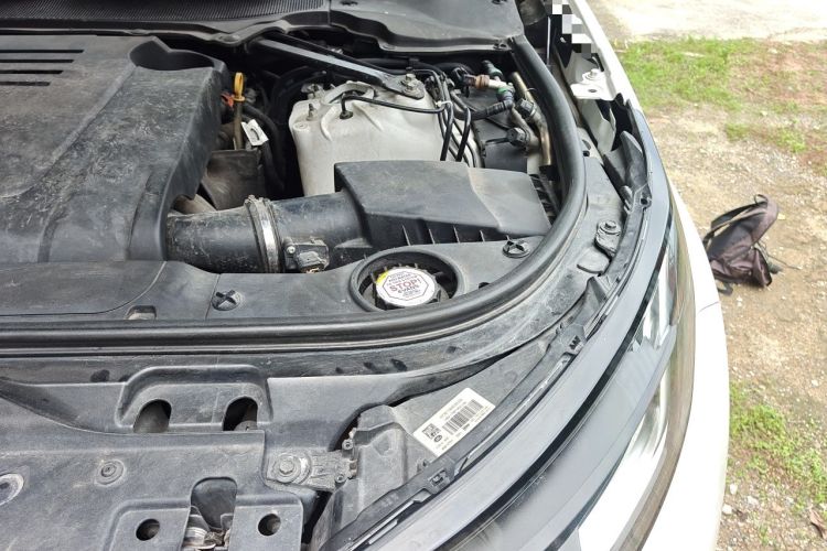 Used Land Rover Discovery 2018 2.0T SE Engine Bay Left