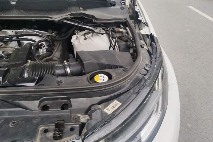 Used Land Rover Discovery 2018 3.0 SC V6 HSE Engine Bay Left