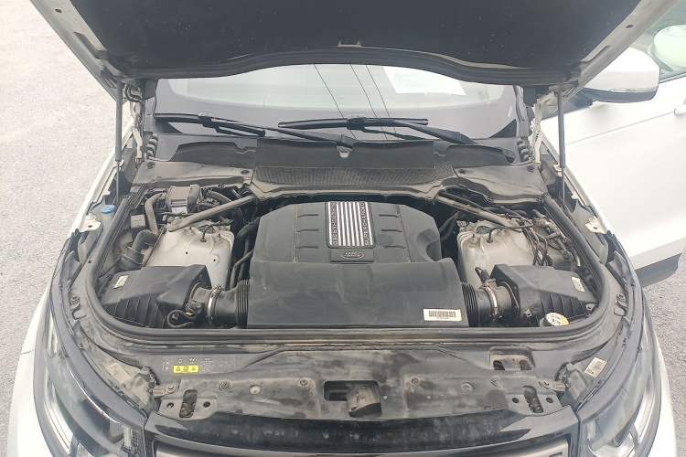 Used Land Rover Discovery 2018 3.0 SC V6 SE Engine Bay
