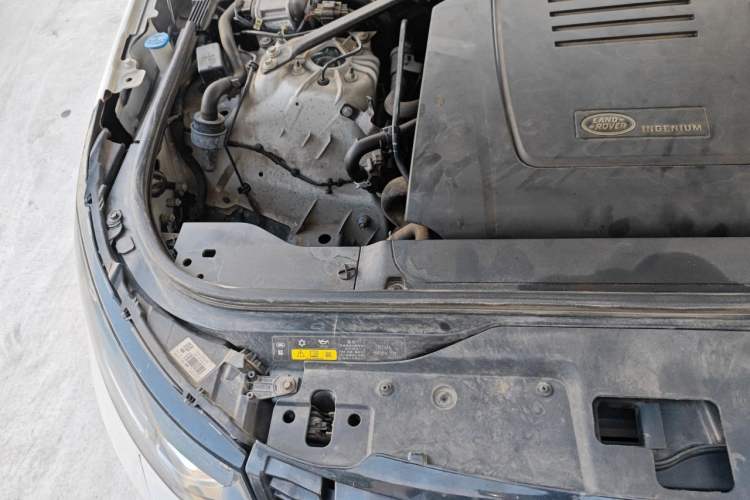 Used Land Rover Discovery 2018 2.0T SE Engine Bay Right