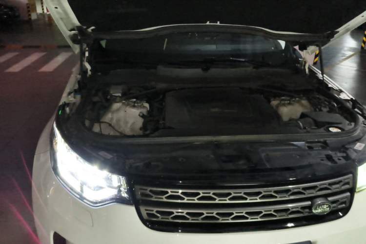 Used Land Rover Discovery 2018 2.0T SE Engine Bay Right
