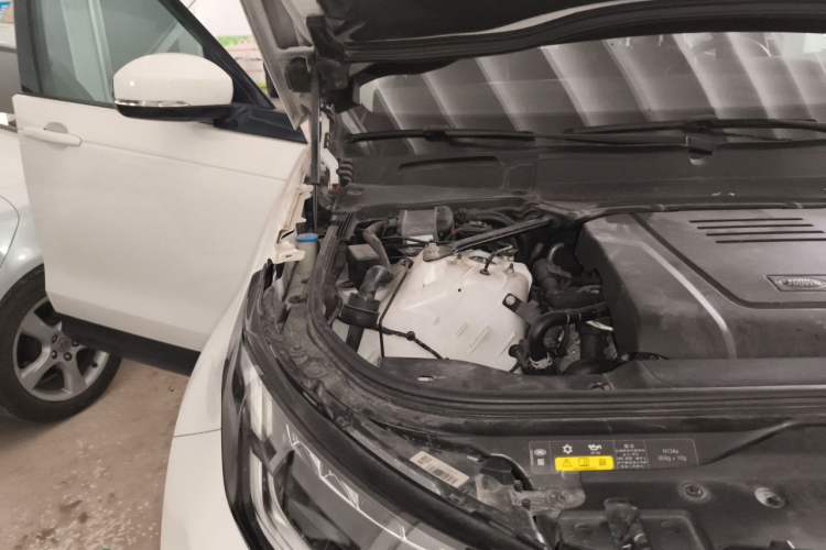 Used Land Rover Discovery 2018 2.0T SE Engine Bay Right