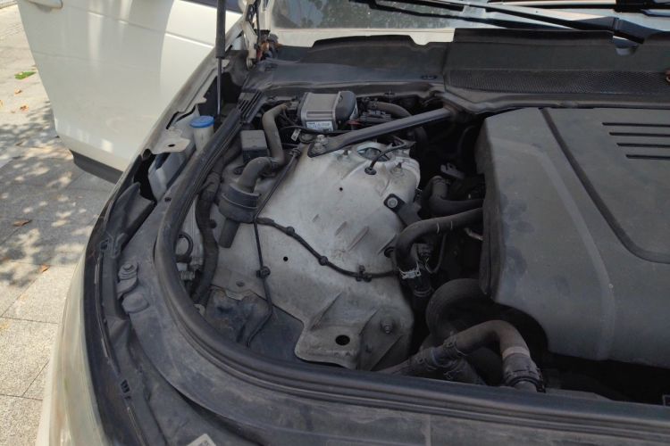 Used Land Rover Discovery 2018 2.0T SE Engine Bay Right
