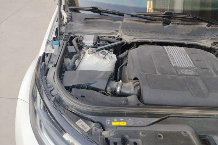 Used Land Rover Discovery 2018 3.0 SC V6 SE Engine Bay Right
