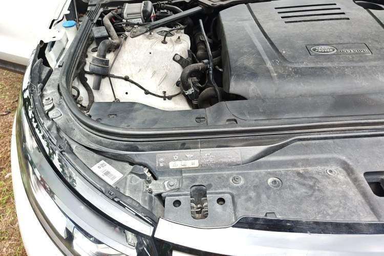 Used Land Rover Discovery 2018 2.0T SE Engine Bay Right