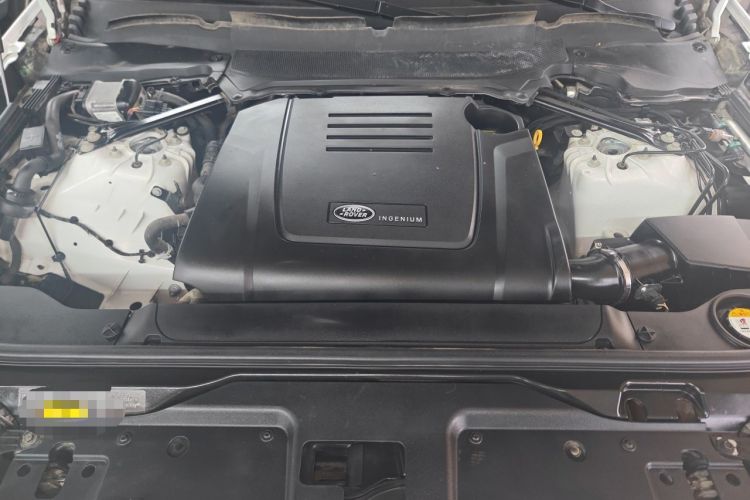 Used Land Rover Discovery 2018 2.0T SE Engine Bay