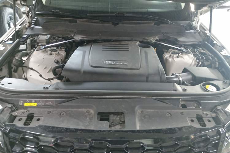 Used Land Rover Discovery 2018 2.0T SE Engine Bay