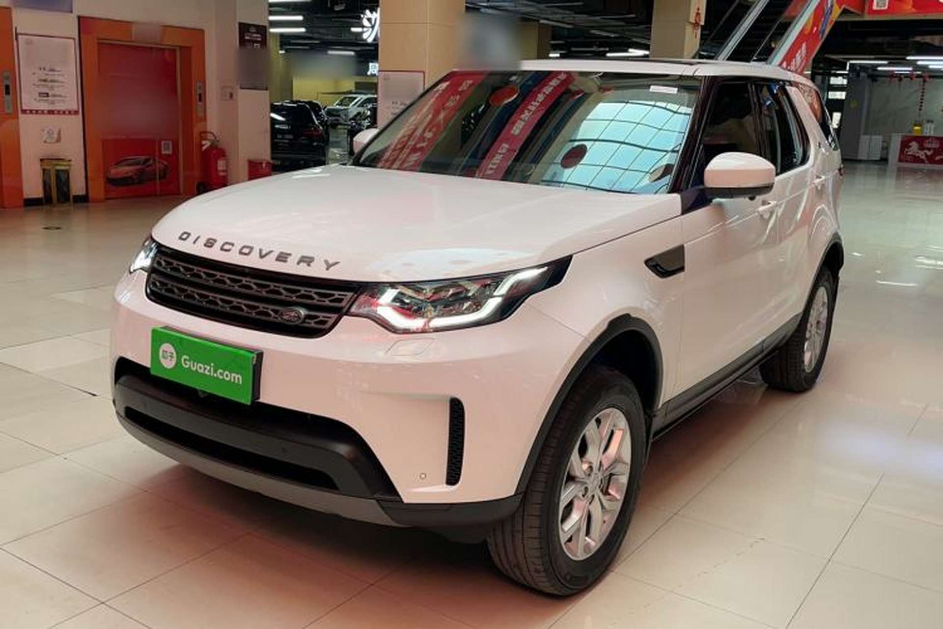 Used Land Rover Discovery 2018 3.0 SC V6 SE Front Left 45 Deg