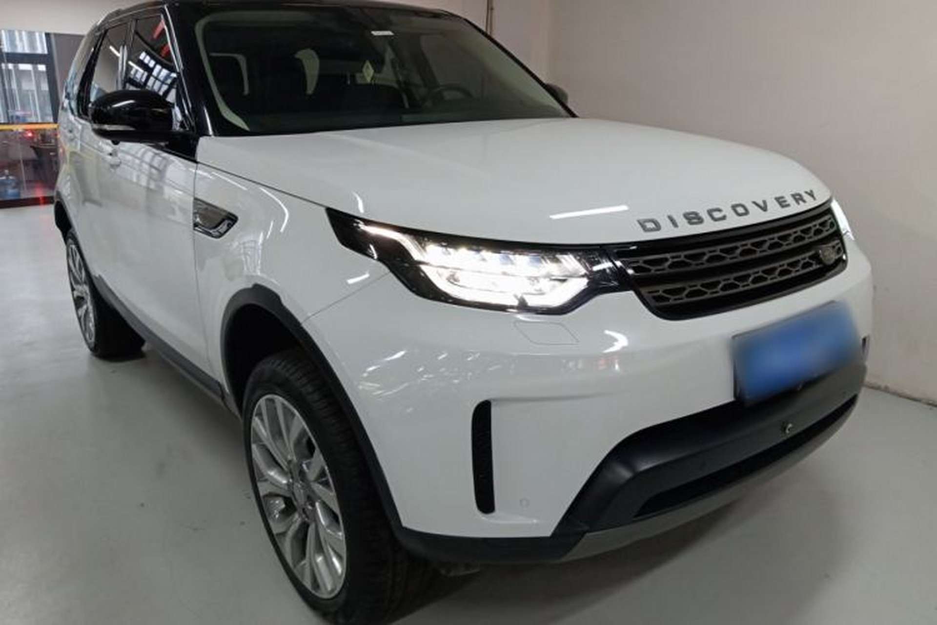 Used Land Rover Discovery 2018 3.0 SC V6 SE Front Right 45 Deg