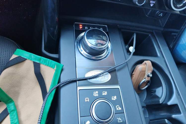 Used Land Rover Discovery 2018 3.0 SC V6 SE Gear Lever