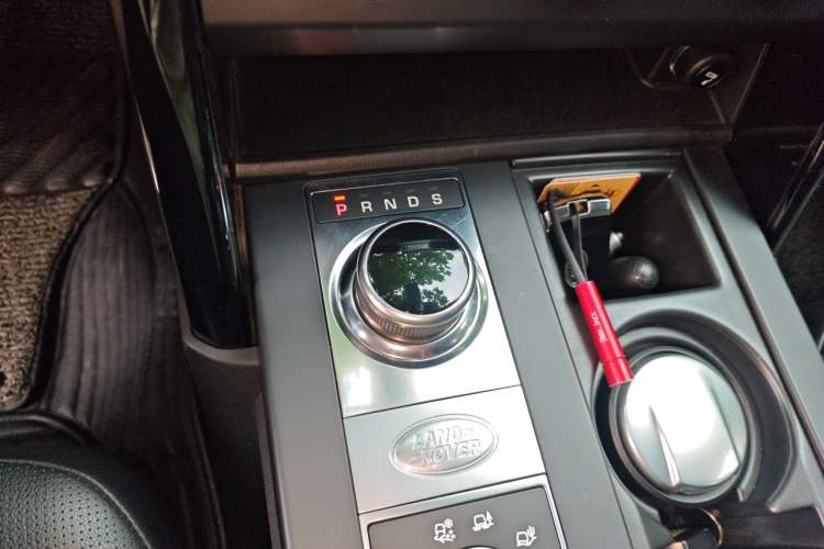 Used Land Rover Discovery 2018 3.0 SC V6 SE Gear Lever