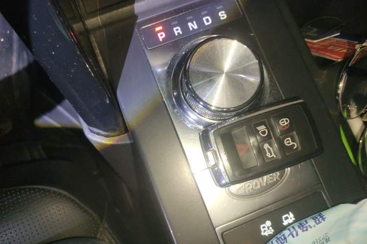Used Land Rover Discovery 2018 3.0 SC V6 SE Gear Lever