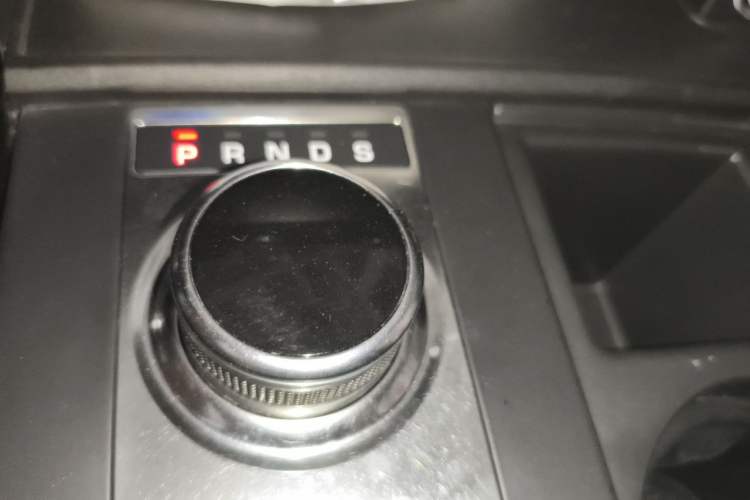 Used Land Rover Discovery 2018 2.0T SE Gear Lever