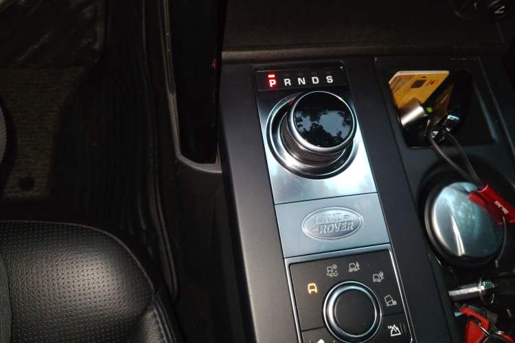 Used Land Rover Discovery 2018 3.0 SC V6 SE Gear Lever