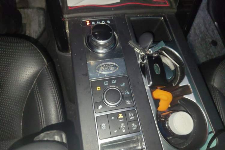 Used Land Rover Discovery 2018 3.0 SC V6 SE Gear Lever