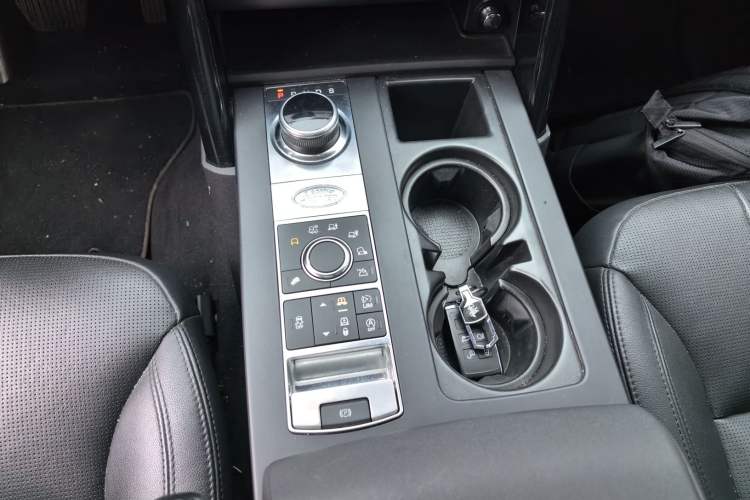 Used Land Rover Discovery 2018 3.0 SC V6 SE Gear Lever
