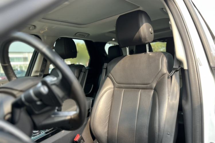 Used Land Rover Discovery 2018 5th Generation 2.0T SE Interior 1