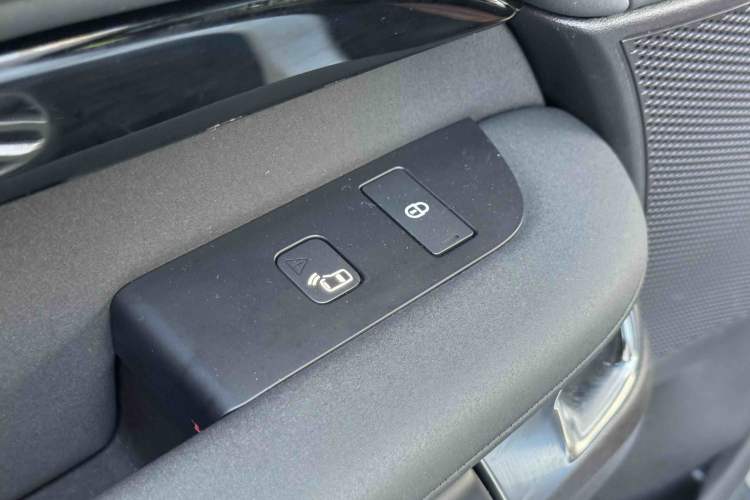 Used Land Rover Discovery 2018 3.0 SC V6 SE Interior 1