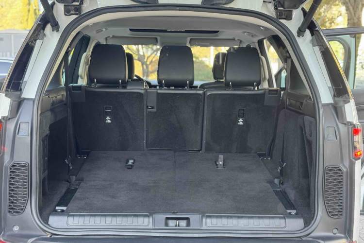 Used Land Rover Discovery 2018 3.0 SC V6 SE Interior 10