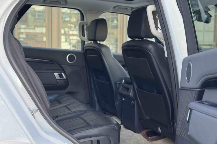 Used Land Rover Discovery 2018 3.0 SC V6 SE Interior 12