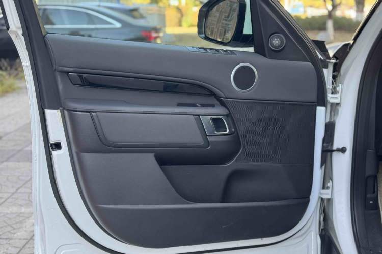 Used Land Rover Discovery 2018 3.0 SC V6 SE Interior 13