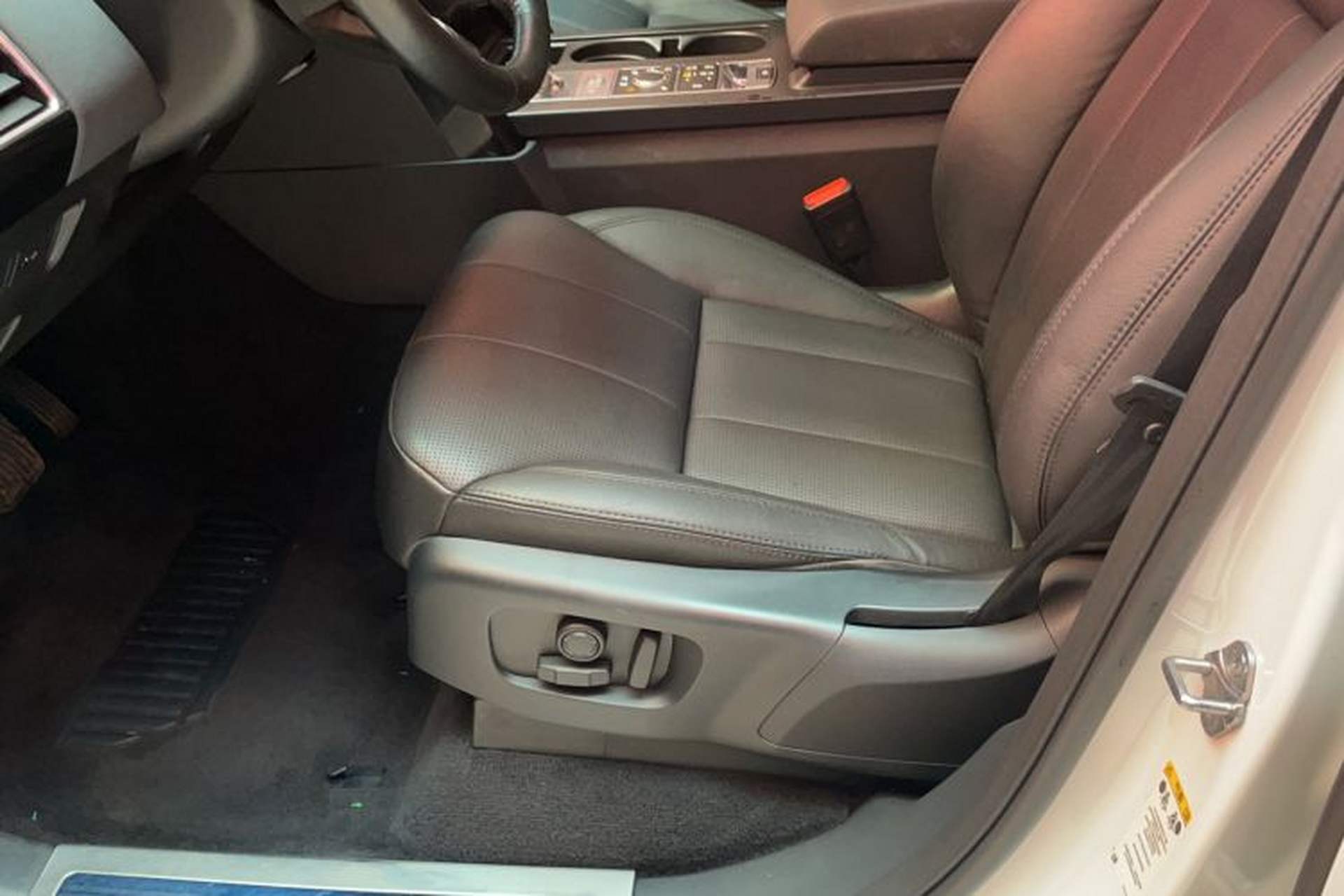 Used Land Rover Discovery 2018 3.0 SC V6 SE Interior 2