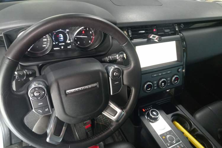 Used Land Rover Discovery 2018 2.0T SE Interior 2