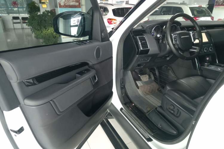 Used Land Rover Discovery 2018 2.0T SE Interior 3