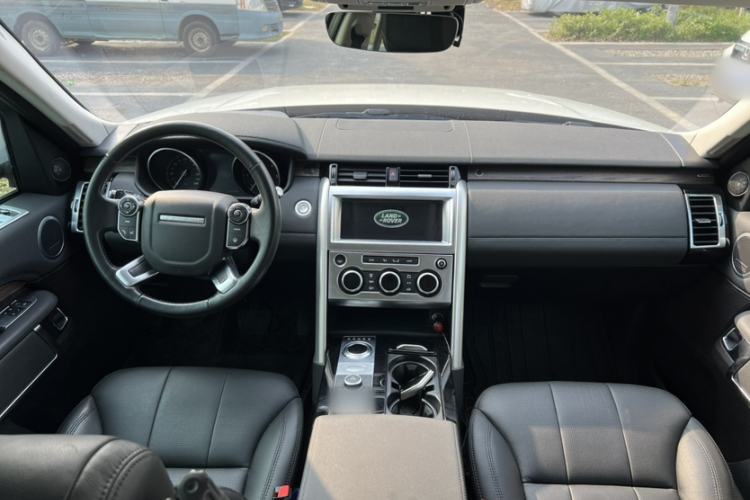 Used Land Rover Discovery 2018 5th Generation 2.0T SE Interior 4