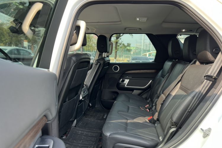 Used Land Rover Discovery 2018 5th Generation 2.0T SE Interior 5