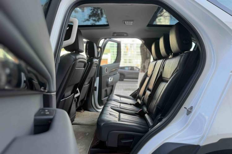 Used Land Rover Discovery 2018 3.0 SC V6 SE Interior 8