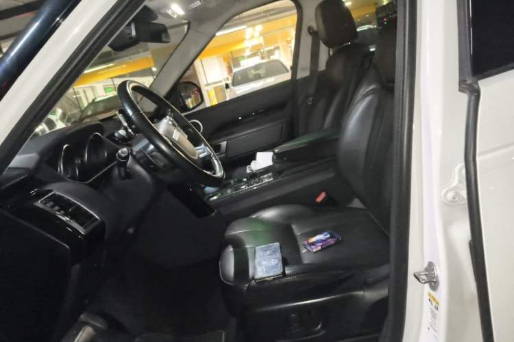 Used Land Rover Discovery 2018 2.0T SE Left Front Seat