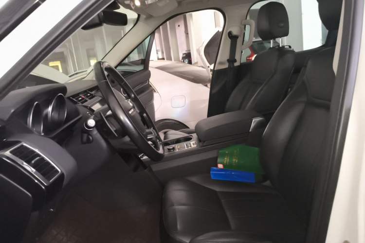 Used Land Rover Discovery 2018 2.0T SE Left Front Seat