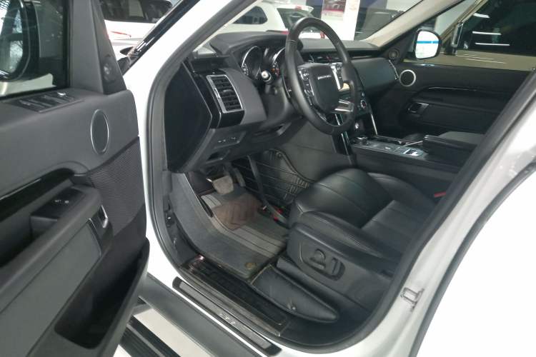 Used Land Rover Discovery 2018 2.0T SE Left Front Seat