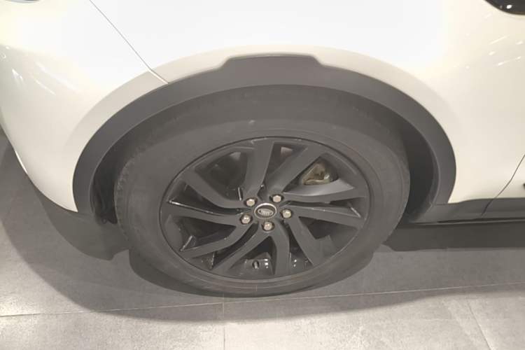 Used Land Rover Discovery 2018 2.0T Special Edition Left Front Wheel Hub