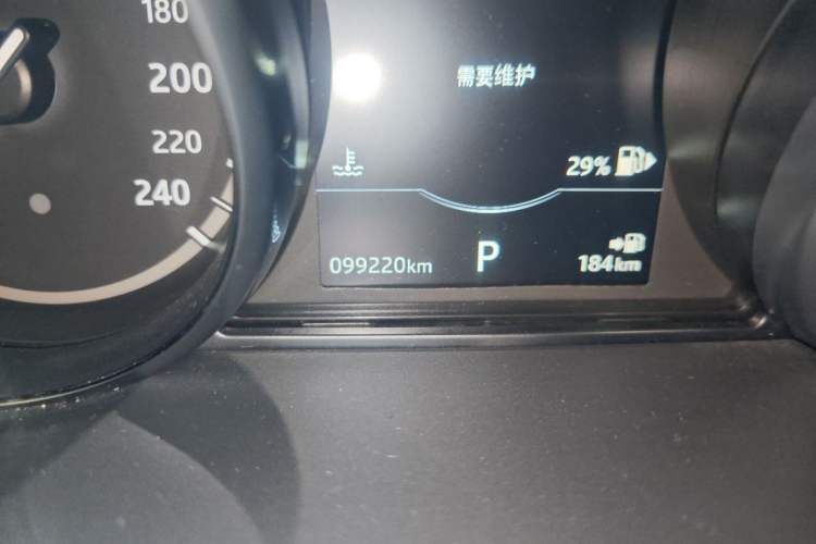 Used Land Rover Discovery 2018 2.0T SE Odometer Close Up
