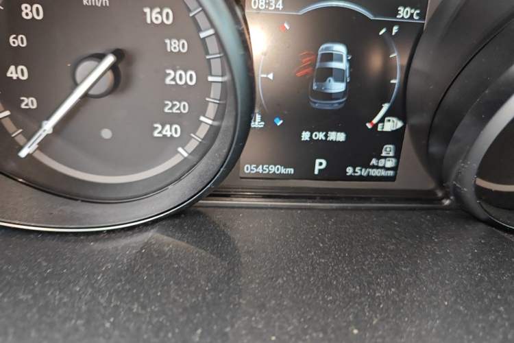 Used Land Rover Discovery 2018 2.0T SE Odometer Close Up