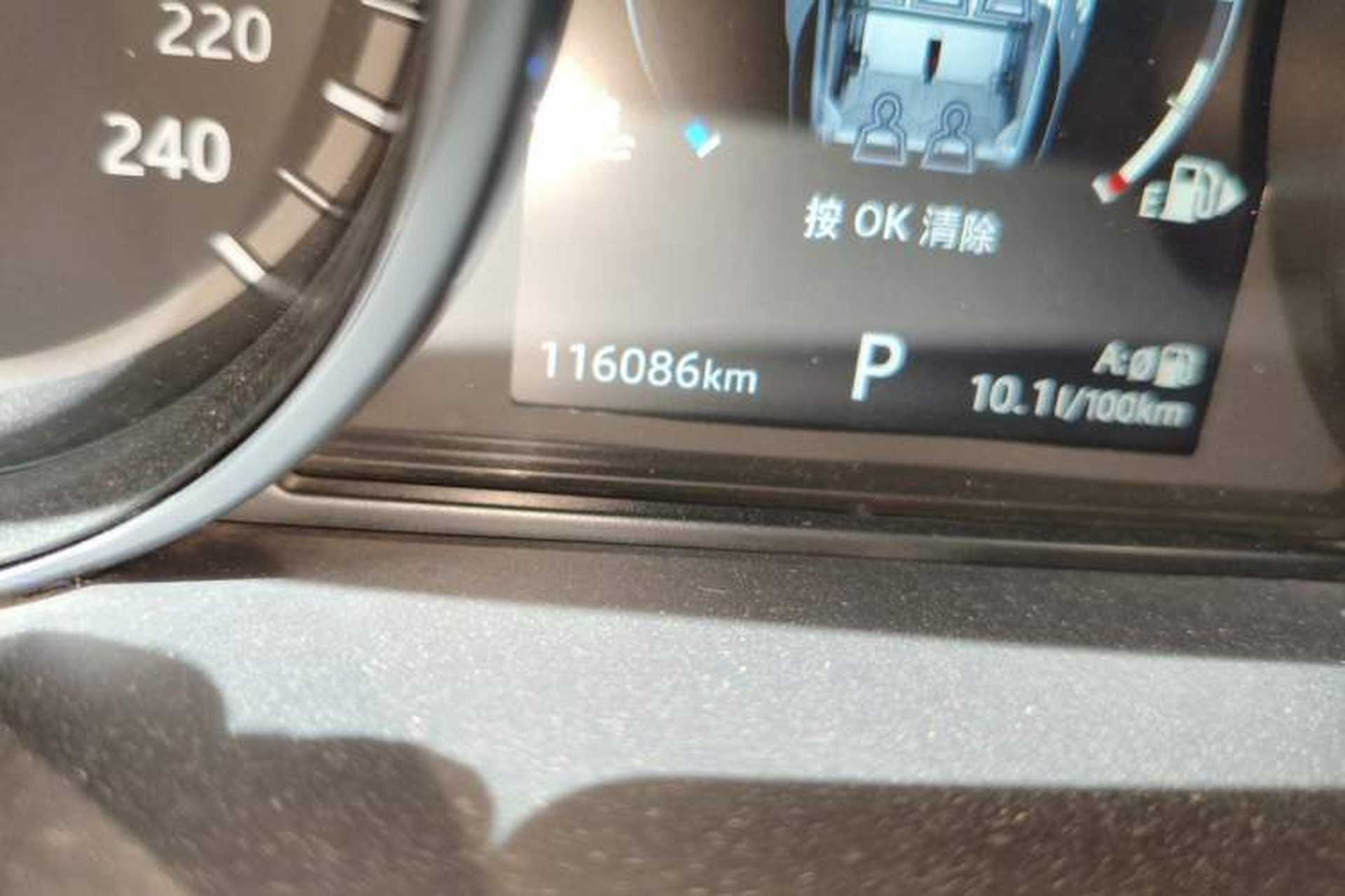 Used Land Rover Discovery 2018 2.0T Special Edition Odometer Close Up