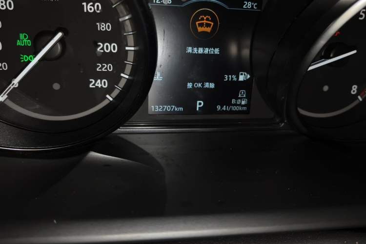 Used Land Rover Discovery 2018 2.0T SE Odometer Close Up
