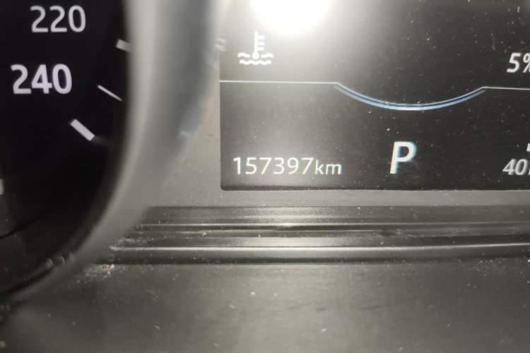 Used Land Rover Discovery 2018 2.0T SE Odometer Close Up