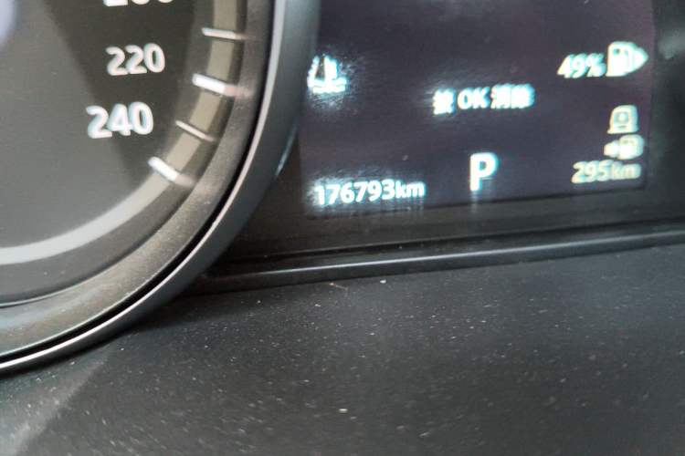 Used Land Rover Discovery 2018 2.0T SE Odometer Close Up