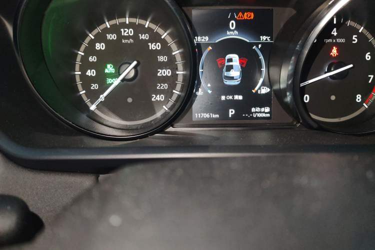 Used Land Rover Discovery 2018 3.0 SC V6 SE Odometer Close Up