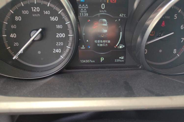 Used Land Rover Discovery 2018 2.0T SE Odometer Close Up