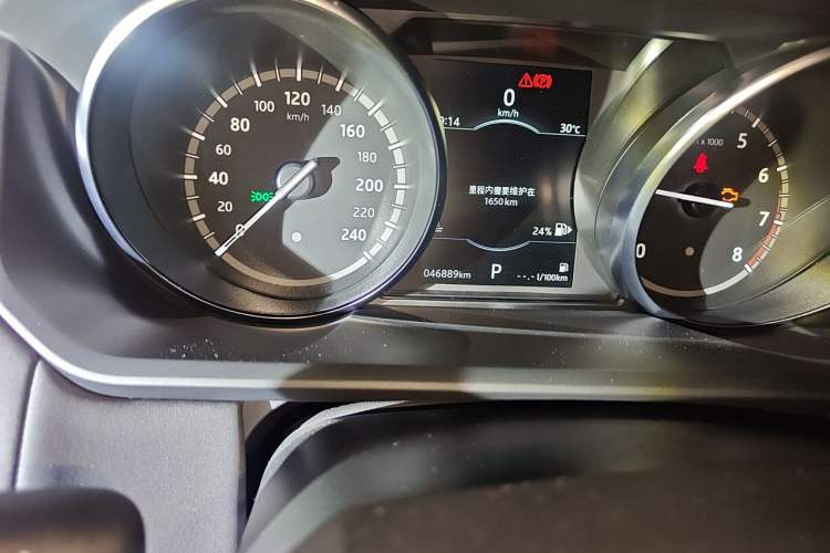 Used Land Rover Discovery 2018 3.0 SC V6 SE Odometer Close Up