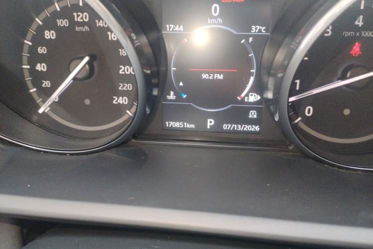 Used Land Rover Discovery 2018 3.0 SC V6 SE Odometer Close Up